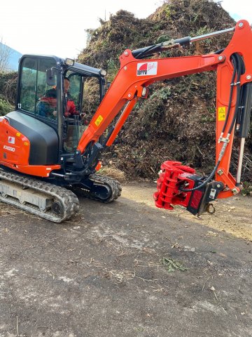 kubota_kx30_mit_universalgreifer.jpeg